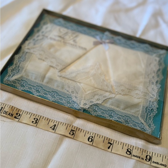 Vintage Elegant Lace Handkerchief Set - Picture 3 of 4